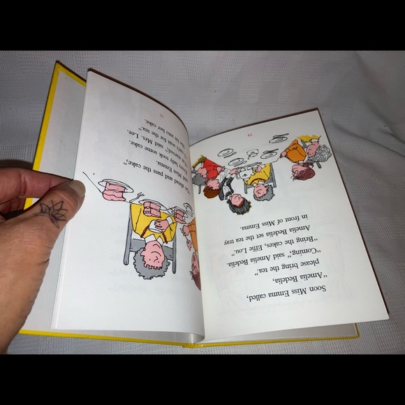 'Amelia Bedelia Helps Out' (MISPRINT BOOK) - Picture 9 of 9